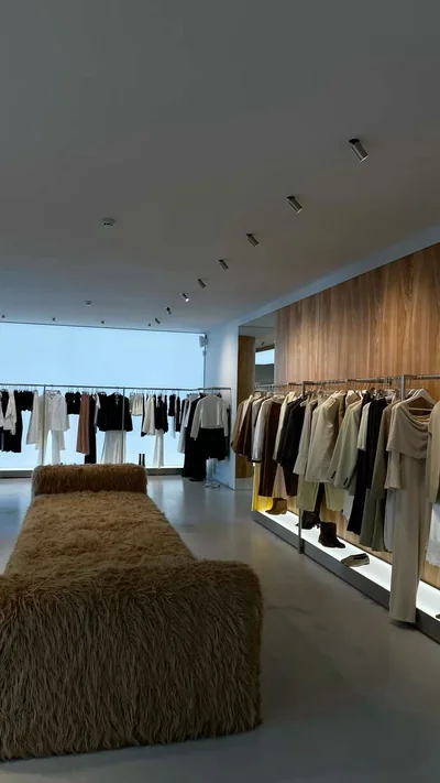 Empty room before virtual staging