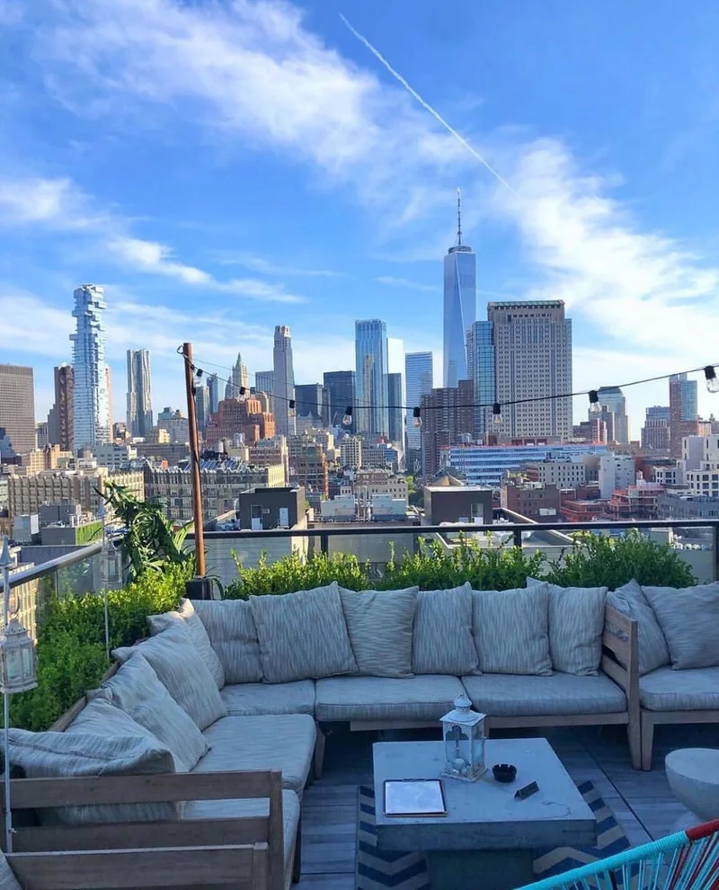 Empty room before virtual staging