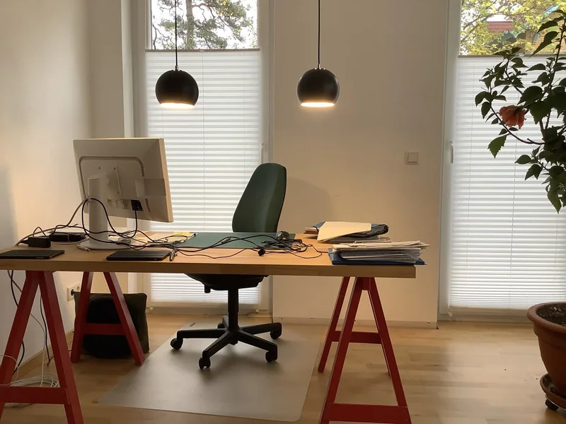 Empty room before virtual staging