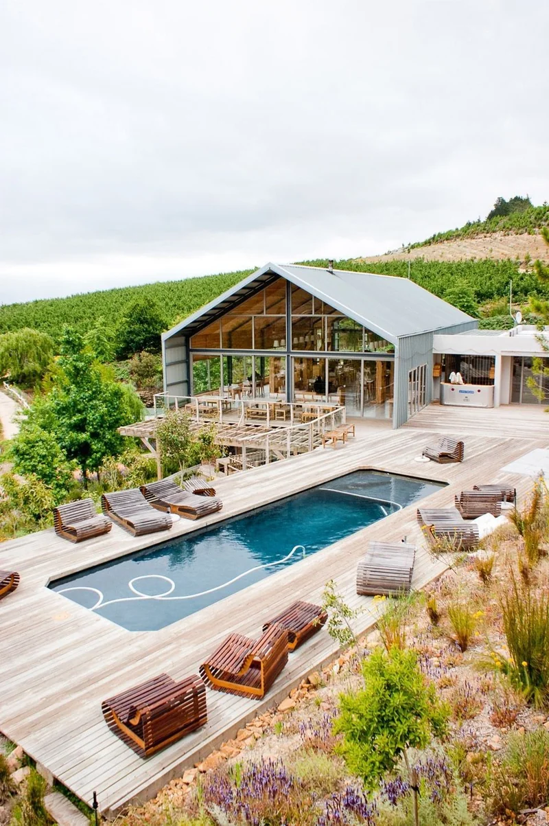 Empty room before virtual staging